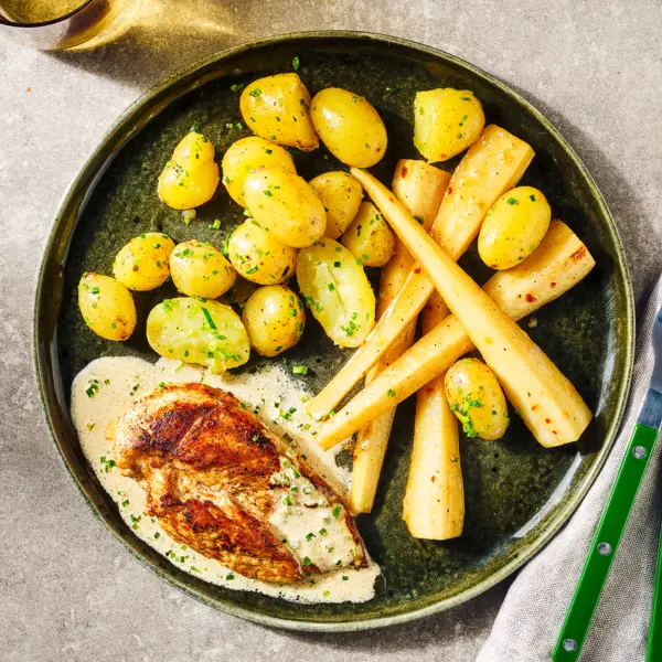 Romige kip met geglaceerde pastinaak