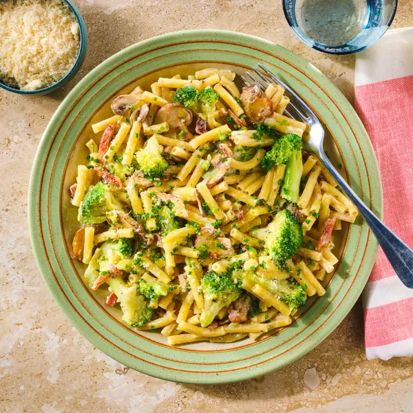 Romige broccoli-pastaschotel met spekjes