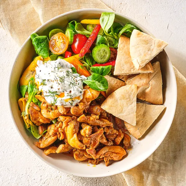 Kipshoarmabowl met pita en tzatziki