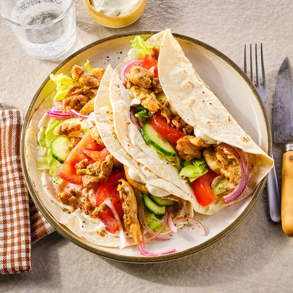 Kipkebab-wraps met knoflooksaus