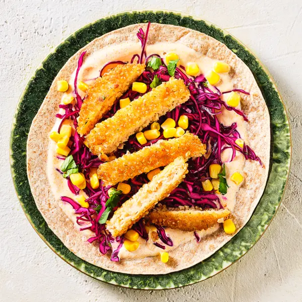Wraps met 'kabeljauwburger', rode kool en maïs