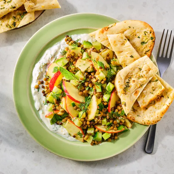 Linzensalade met kruidenyoghurt en knoflooknaan