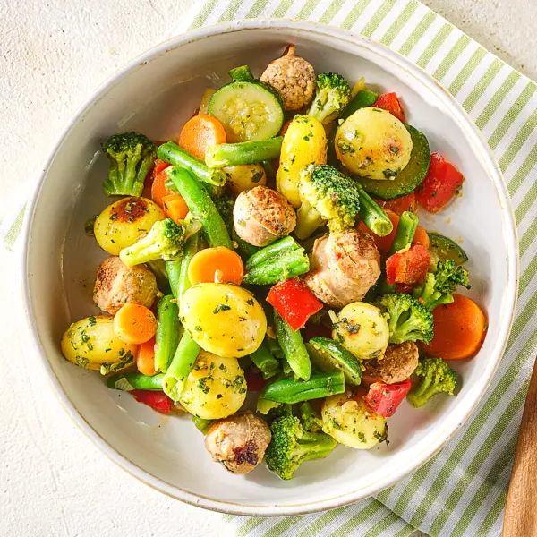 Italiaanse roerbak met braadworst en pesto