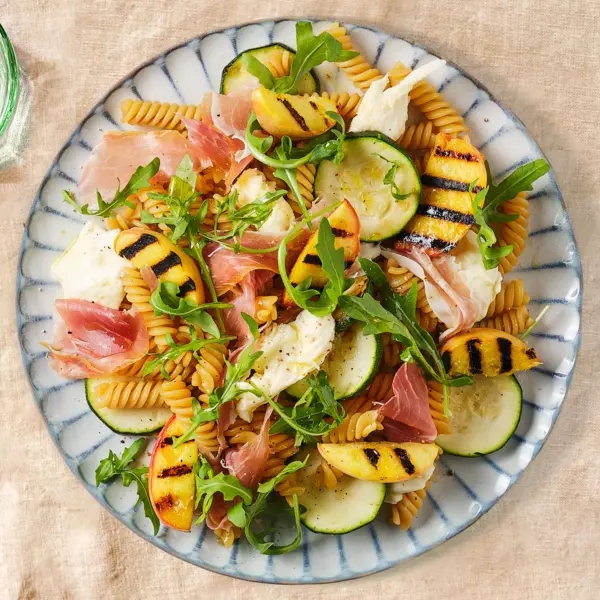 Pastasalade met gegrilde perzik en prosciutto