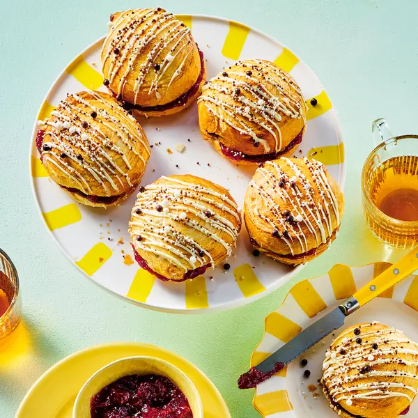 Croissantbroodjes met frambozenvulling
