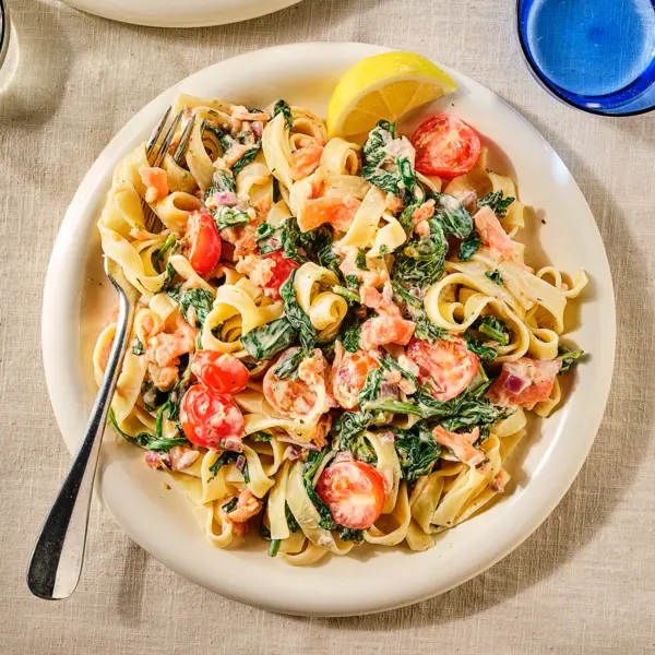 Tagliatelle met gerookte zalm, spinazie en kruidenroomkaas