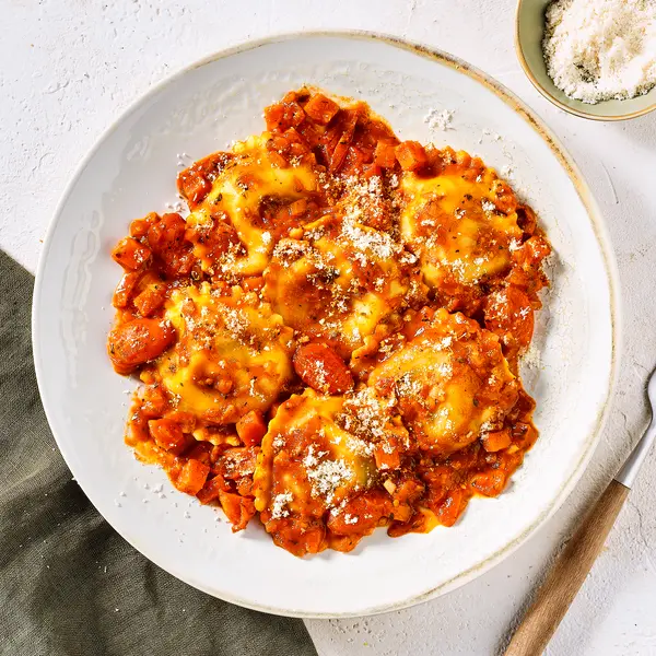 Ravioli met stoofvlees in tomatensaus
