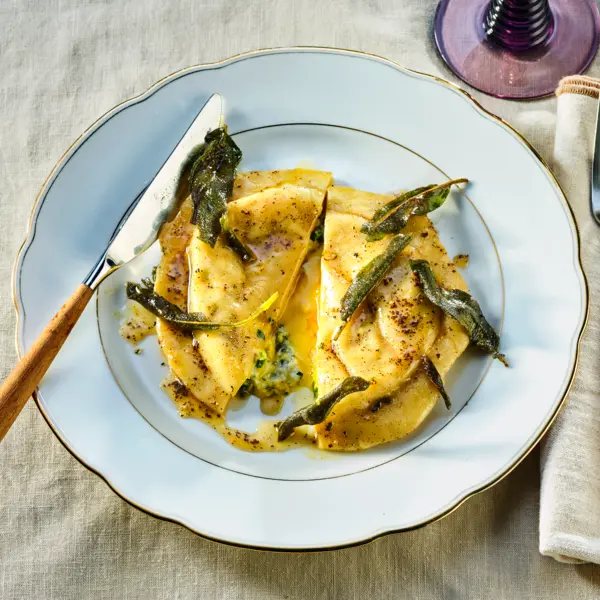 Grote raviolo met hele eidooier en salie