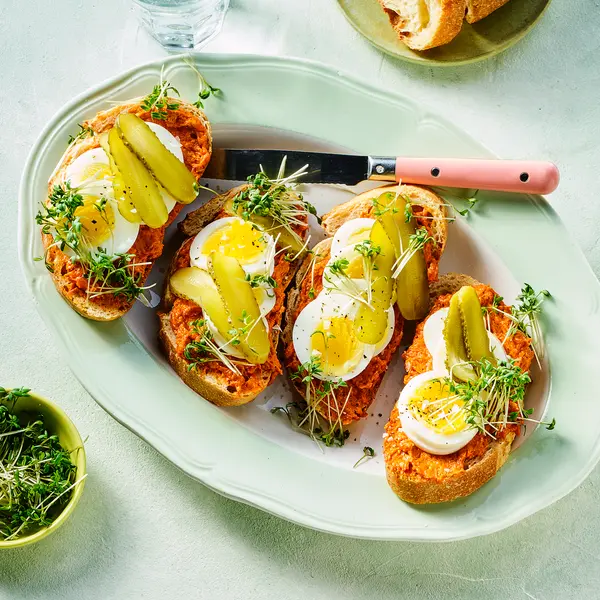 Broodje filet americain met ei