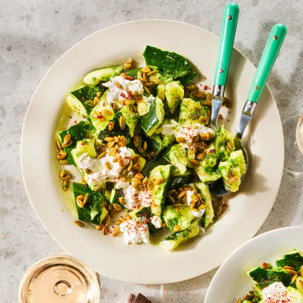Smashed courgettesalade met basilicumdressing