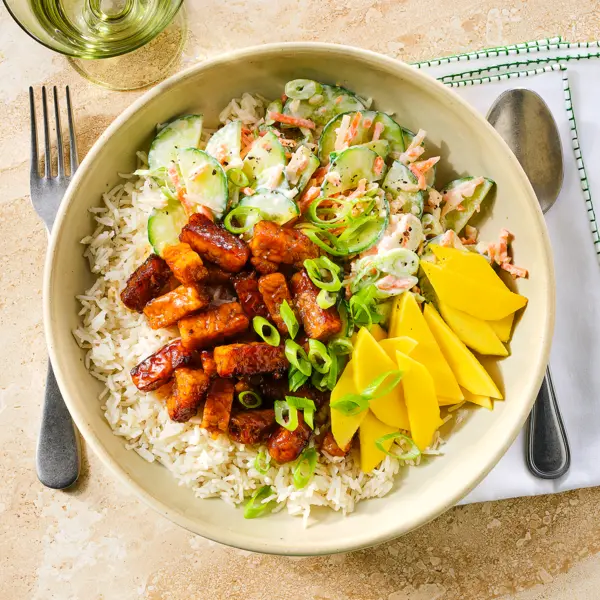 Tempeh sweet chili bowl met kokosrijst en mango
