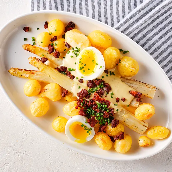 Geroosterde witte asperges met hollandaisesaus en chorizo