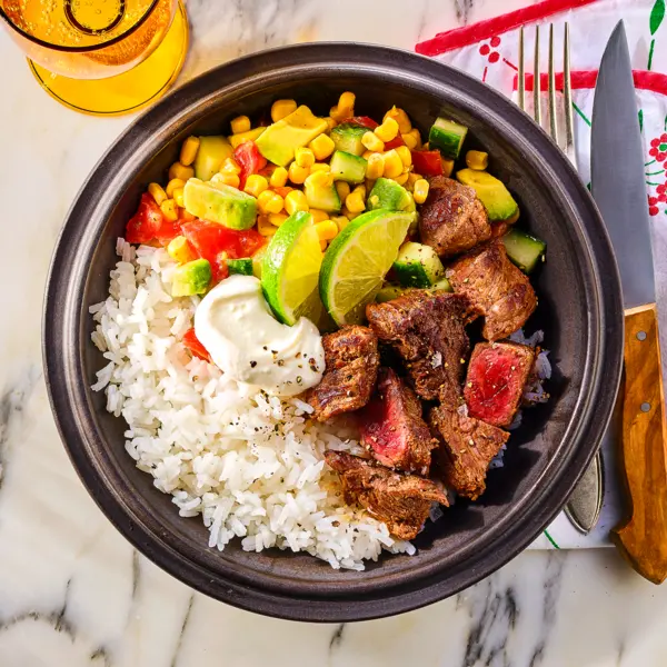 Tex-Mex biefstukbowl met limoenrijst