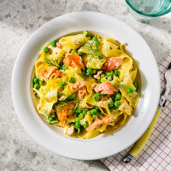 Pappardelle met zalm in romige prei-ertwensaus