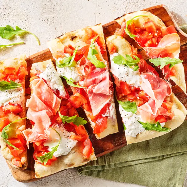 Pinsa met tomatensalsa en burrata