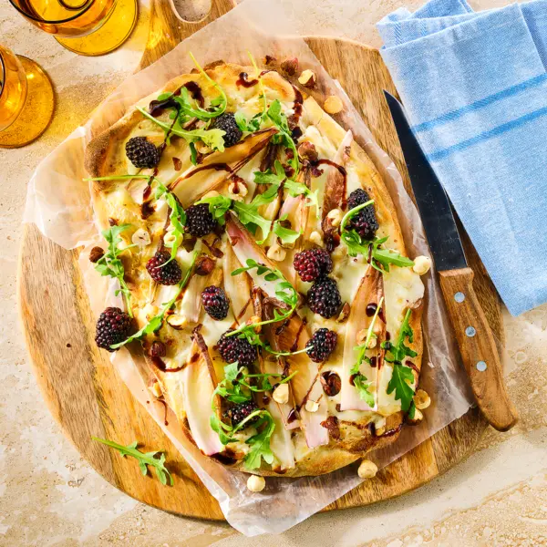 Pinsa met bramen en taleggio met balsamicosiroop