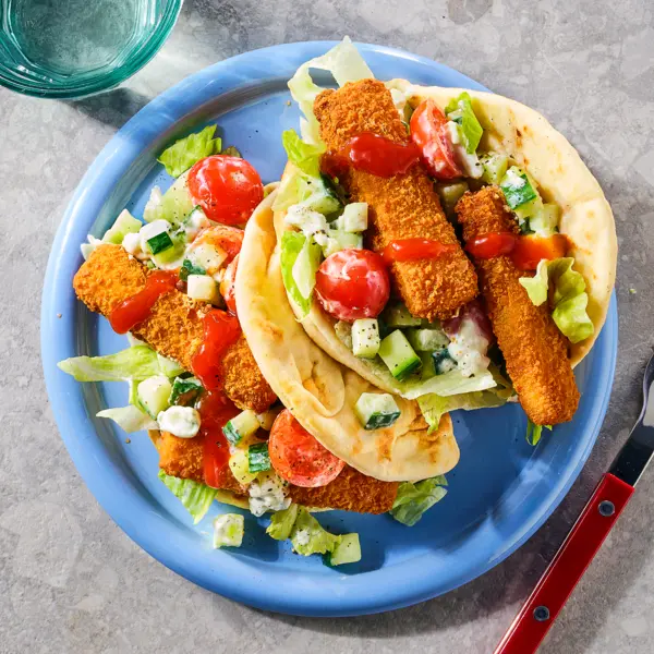 Flatbreads met vissticks en frisse salade