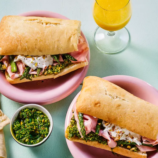 Mortadella sandwich met burrata en groene asperge