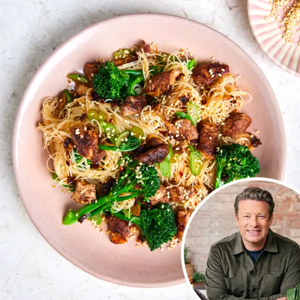 Noedels met krokante kip en bimi