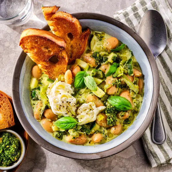 Romige pesto-bonenstoof met knoflookbrood