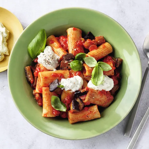 Eenpans pasta alla norma met ricotta