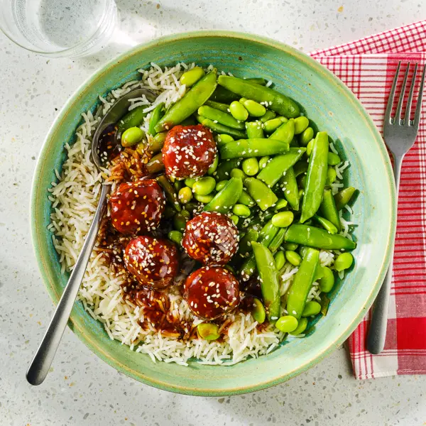 Teriyaki-gehaktballetjes met rijst en frisse boontjessalade