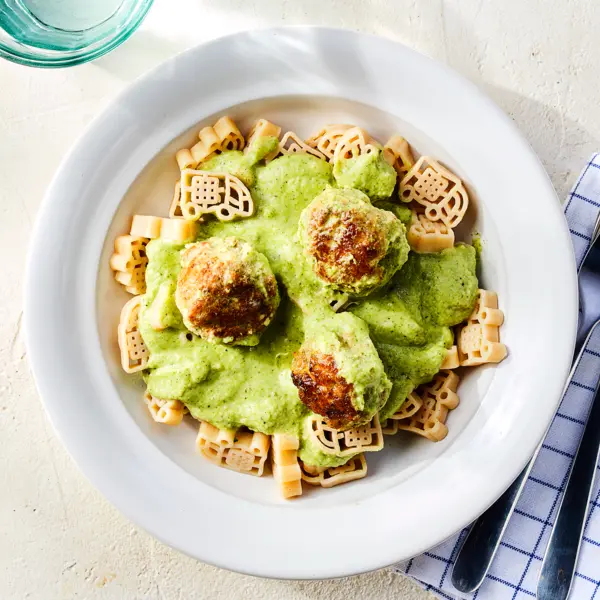 Picnic pastawagens met kip-pestoballetjes