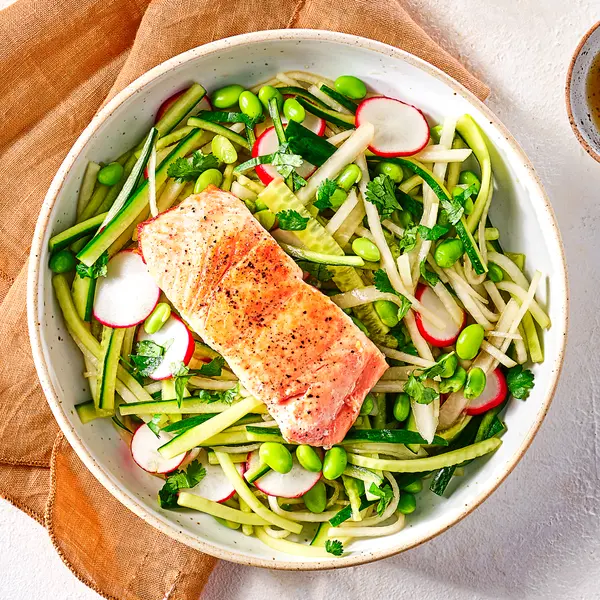 Oosterse koolrabisalade met zalm