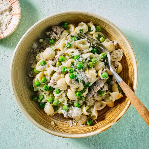 Mini conchiglie met worst en broccolirijst