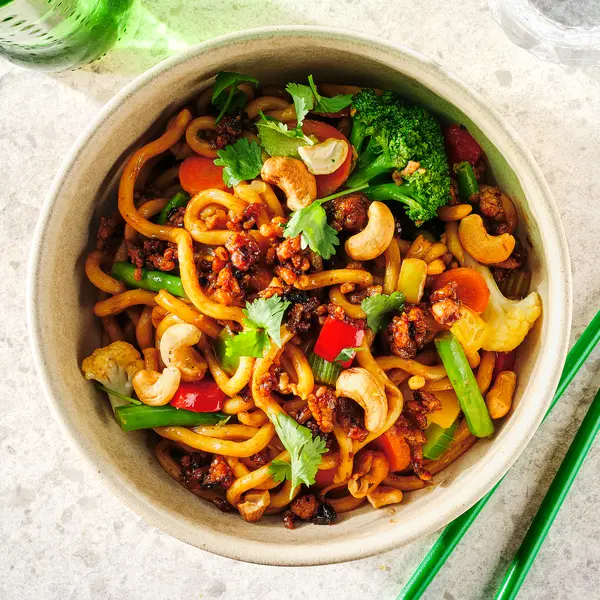 Snelle udon met zwarte bonensaus