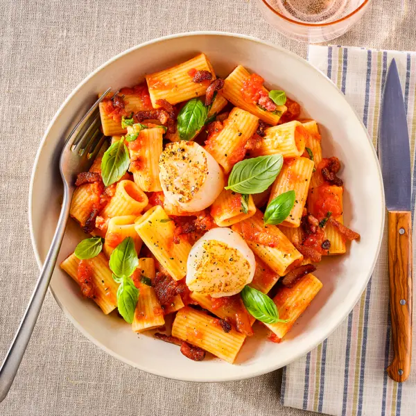Rigatoni met coquille en guanciale in tomatensaus