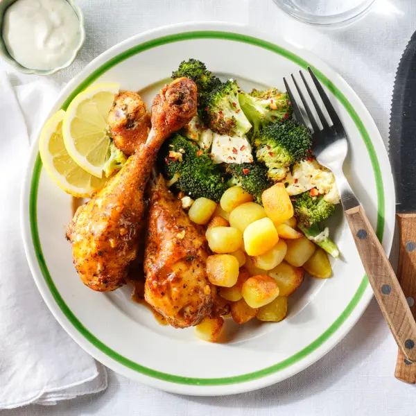 Citroen-drumsticks met geroosterde broccoli