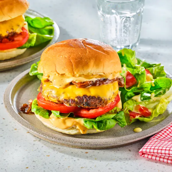 Smashburger met cheddar en gebakken uien