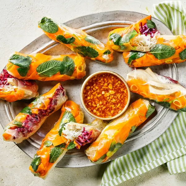 Summer rolls met limoen-pindadressing
