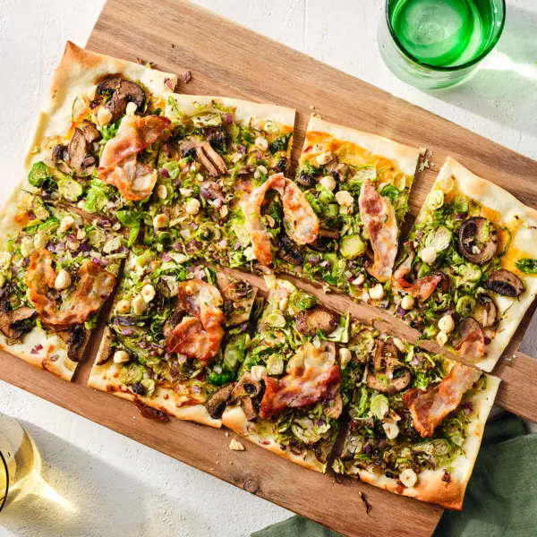 Flammkuchen met spek, spruitjes en champignons