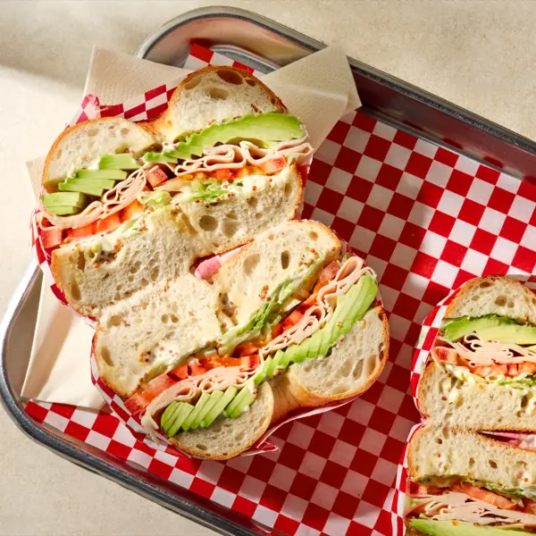 Bagel met gerookte kip en avocado