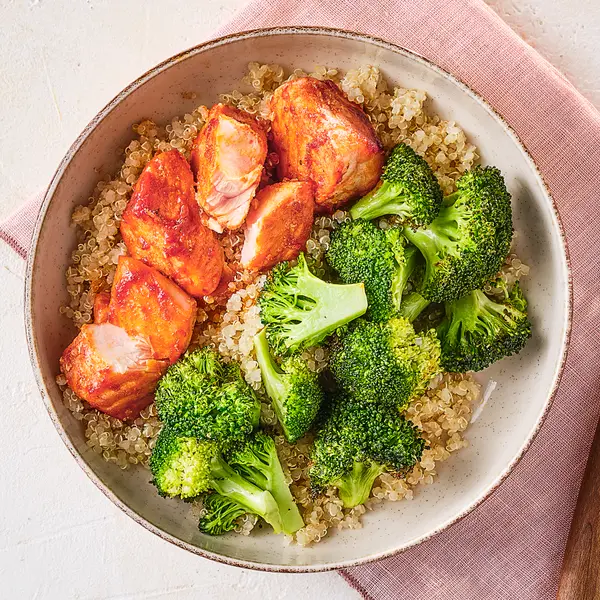 Harissa-zalmbowl met broccoli