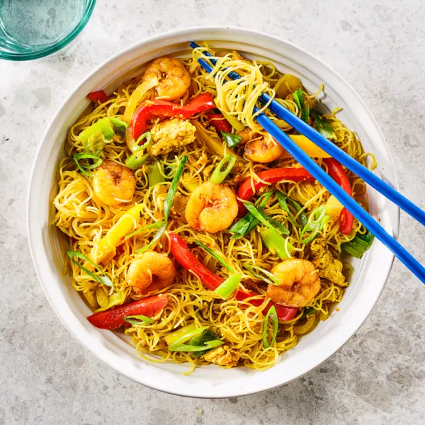 Kerrienoedels met garnalen en paprika