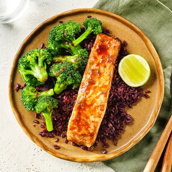 Zwarte rijst met zalm en broccoli