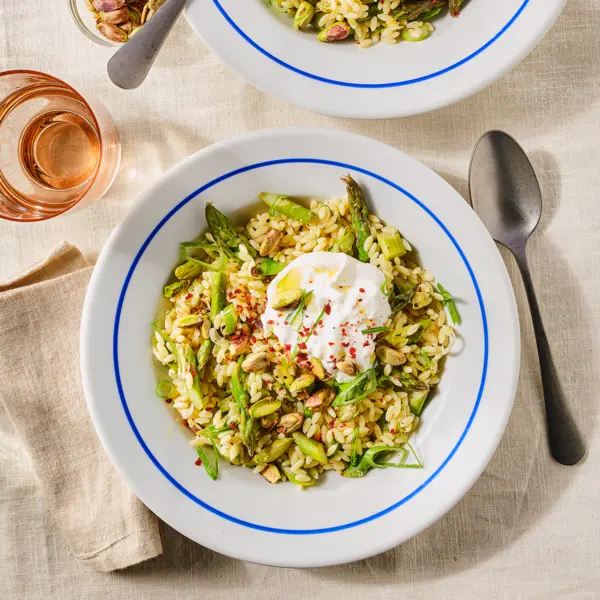 Asperge-orzo met burrata en pistache