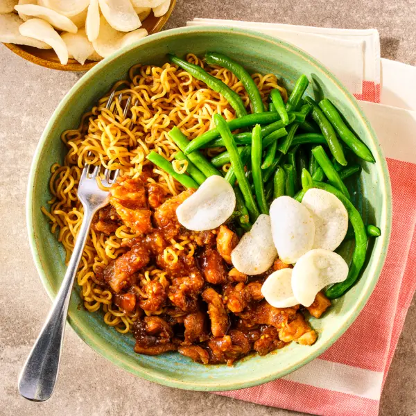 Snelle mi goreng met pindakip