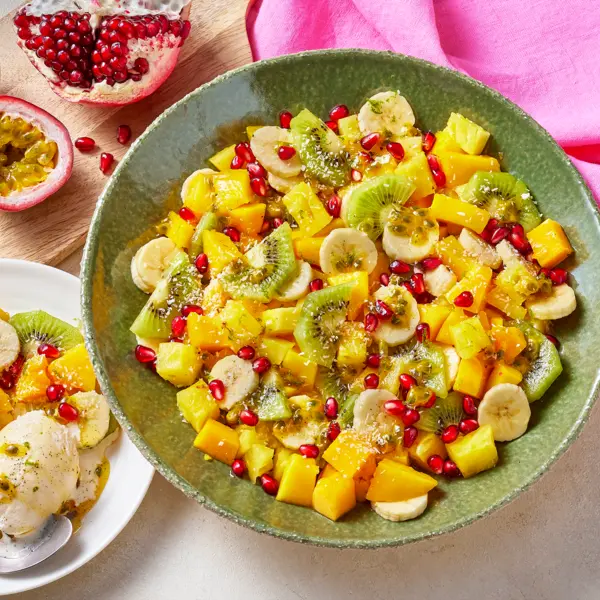 Tropische fruitsalade met vanille-ijs