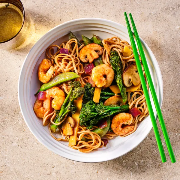 Noedels met knoflookgarnalen en bimi