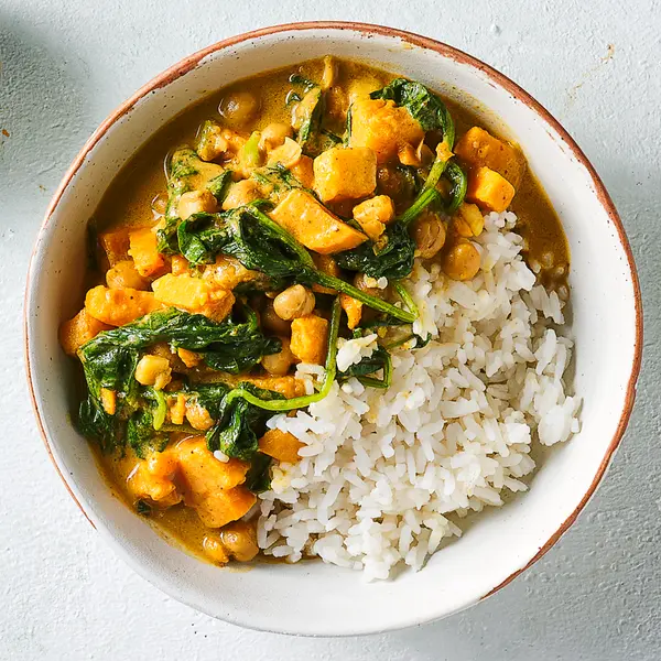 Gele curry met zoete aardappel en spinazie