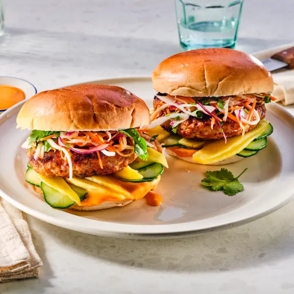 Thaise stijl burger met mango-koolsalade