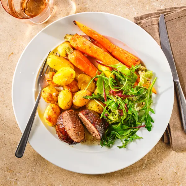 Gehaktbal met ovenaardappeltjes en bospeen