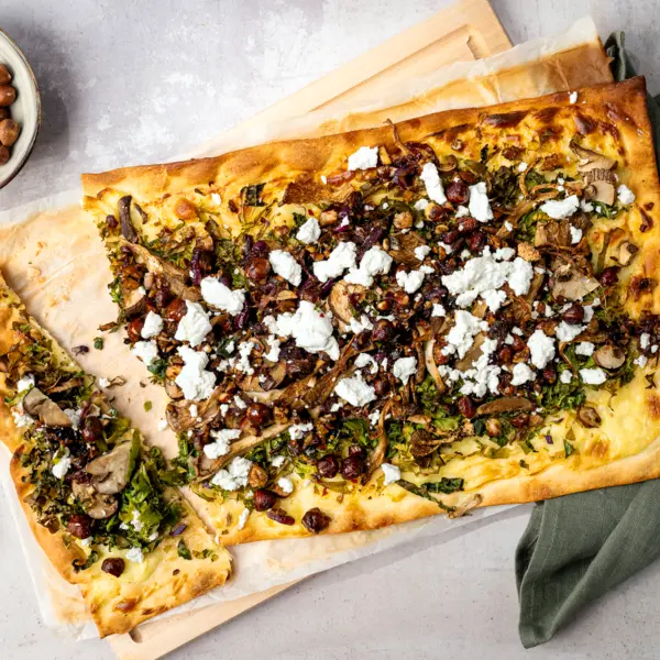 Plaattaart met boerenkool en paddenstoelen