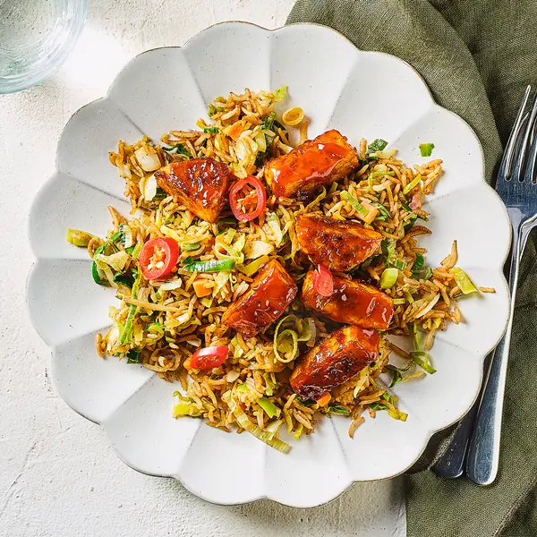 Snelle nasi goreng met sticky vega kip