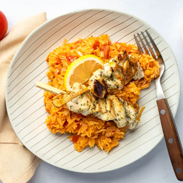 Tomatenrijst met kip-souvlaki