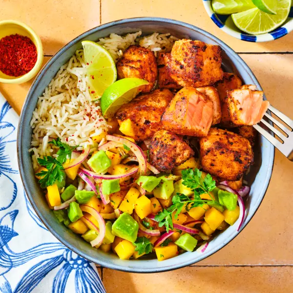 Spicy zalmbowl met mango-avocadosalsa